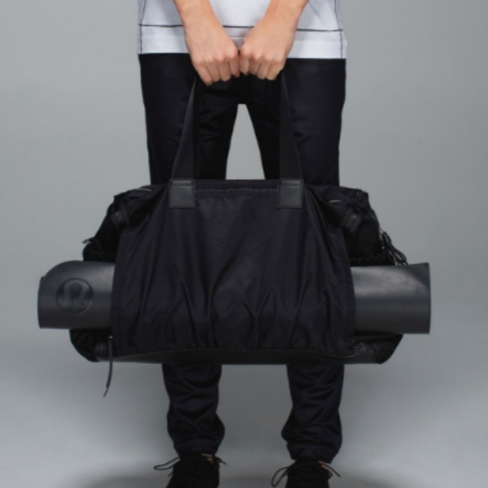 !!!SOLD!!!! Lululemon Weekend Warrior duffel - Picture 2 of 7
